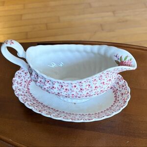 Johnson Brothers Vintage Rose Bouquet pink gravy boat and sauce boat underplate